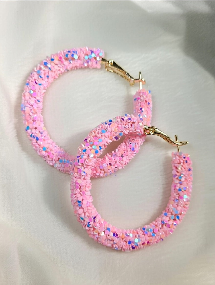 Boucles d’oreilles fantaisie créoles roses pailletées🩷🎀