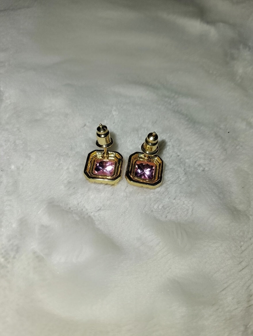 Boucles d’oreilles carrées dorées & cristal rose fantaisie 🩷🎀