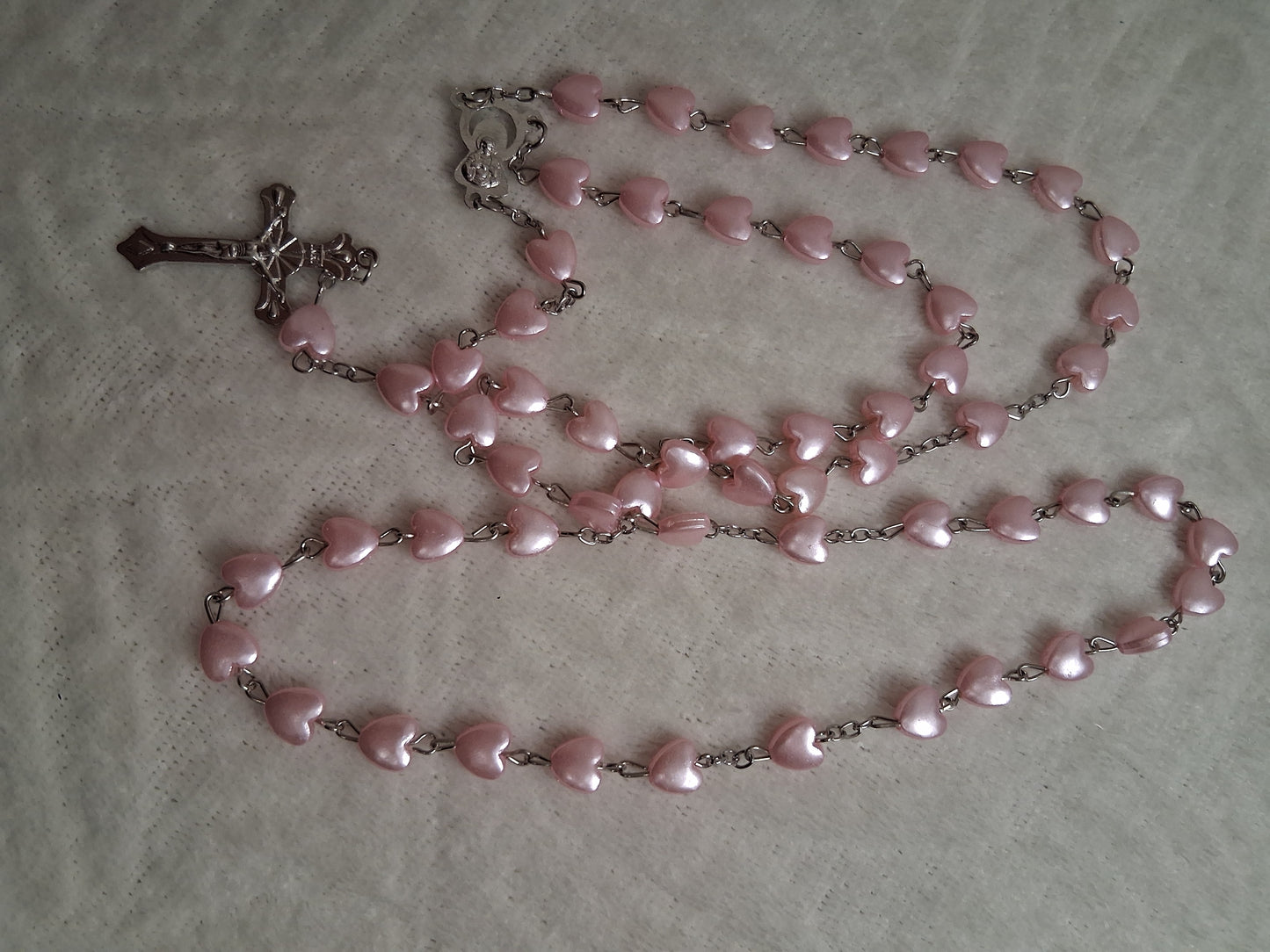 Chapelet rose perlé fantaisie – 54 cm🩷🎀